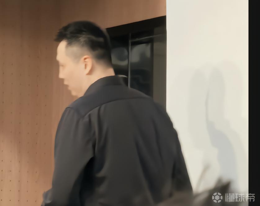 G4赛后采访有媒体让卢伟点评裁判判罚,后者直接起身离场